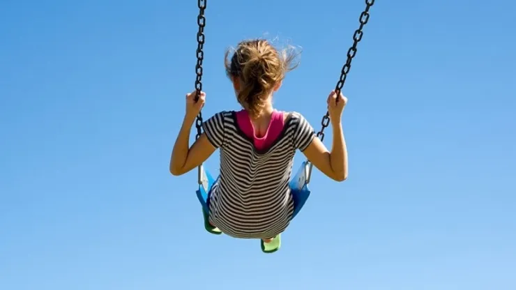 dziecko poszukujące wrażeń sensorycznych