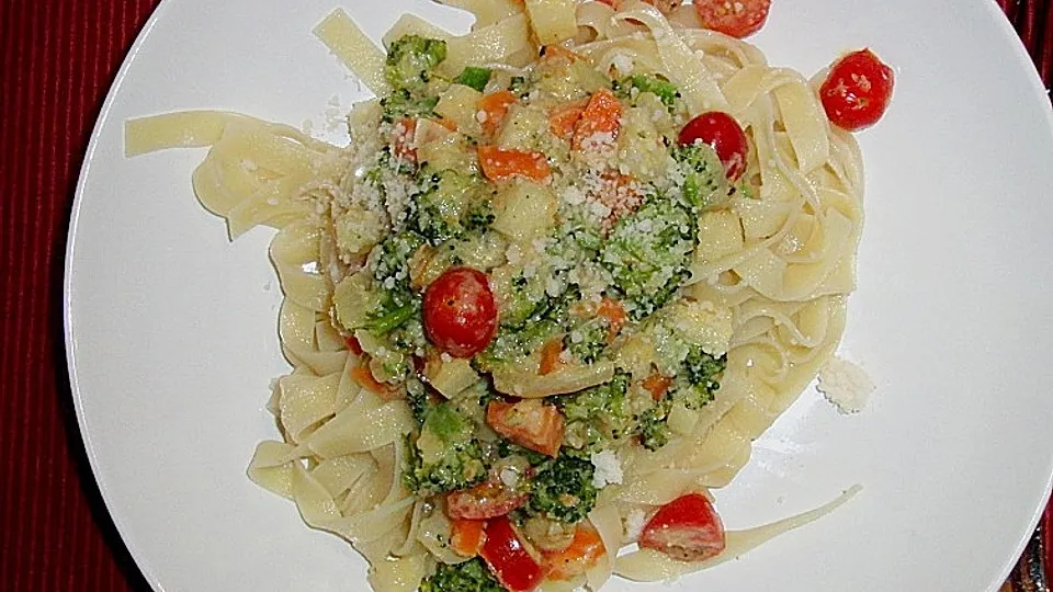 bunte Gem&uuml;se-Pasta in einer wei&szlig;en Sch&uuml;ssel nahaufnahme