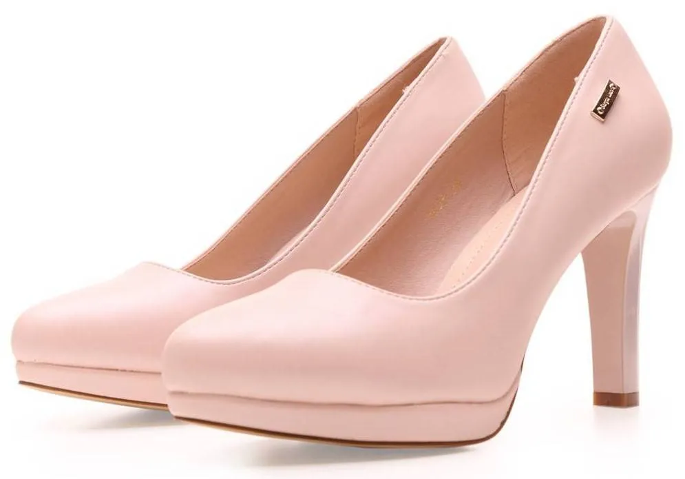 różowy kombinezon szpilki nude białe sneakersy czarne szpilki