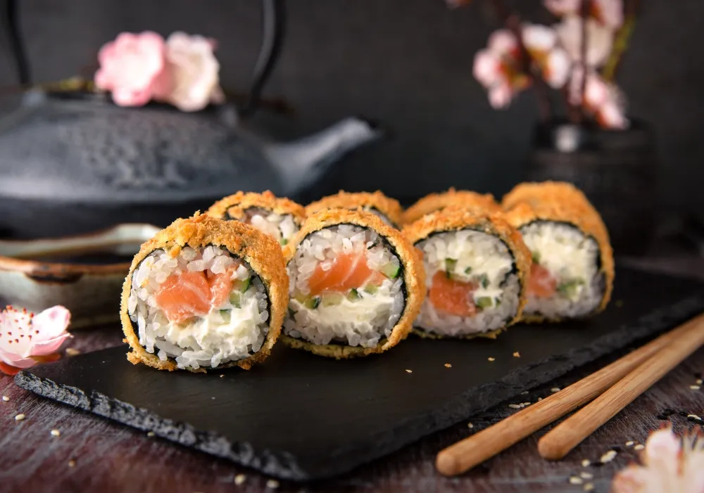 Sushi z tempurą i sosem teriyaki