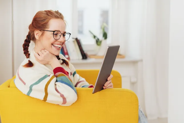 osoba wybierająca zdjęcia do wywołania na telefonie