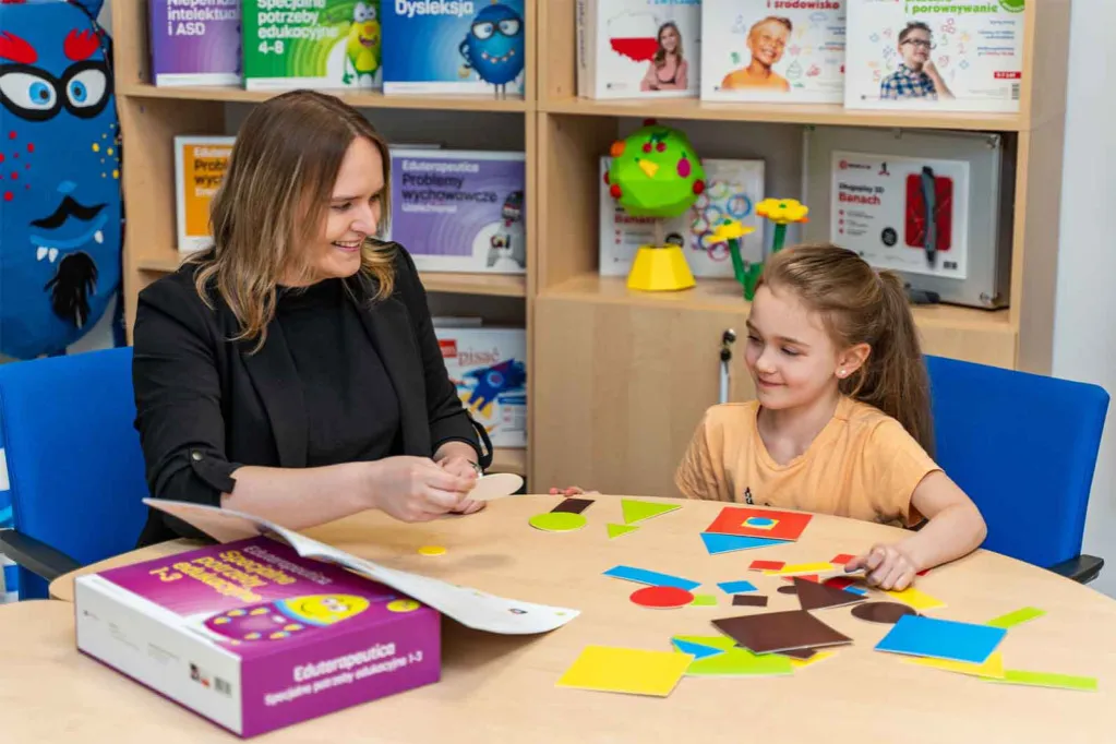Nauczyciel z uczniem o specjalnych potrzebach edukacyjnych