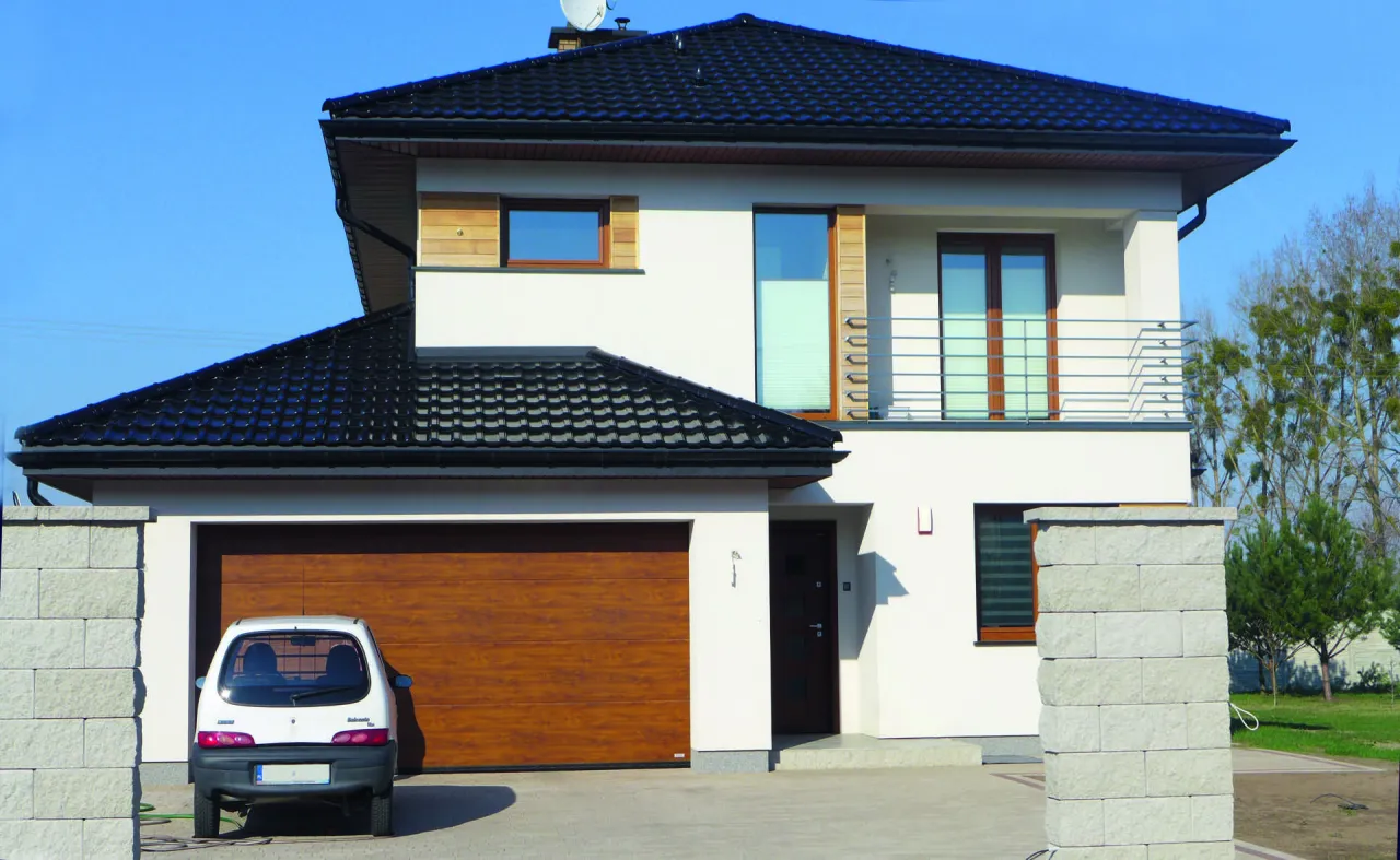 Nowoczesny dom z garażem dwustanowiskowym. Wymiary garażu pozwalają na swobodne parkowanie dwóch aut.