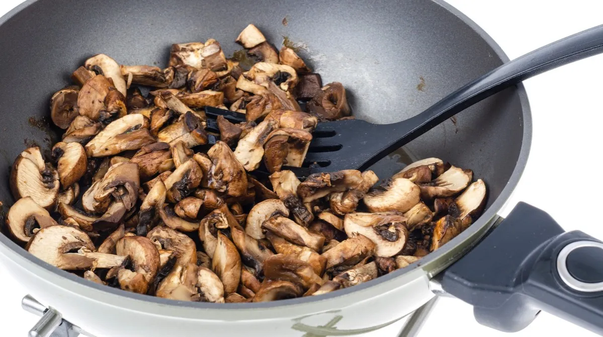 smażenie pieczarek na zupę rumiane złociste