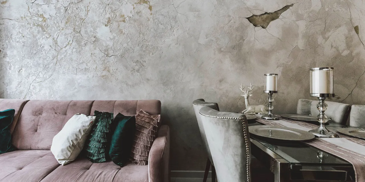 Fachowiec nakładający tynk dekoracyjny