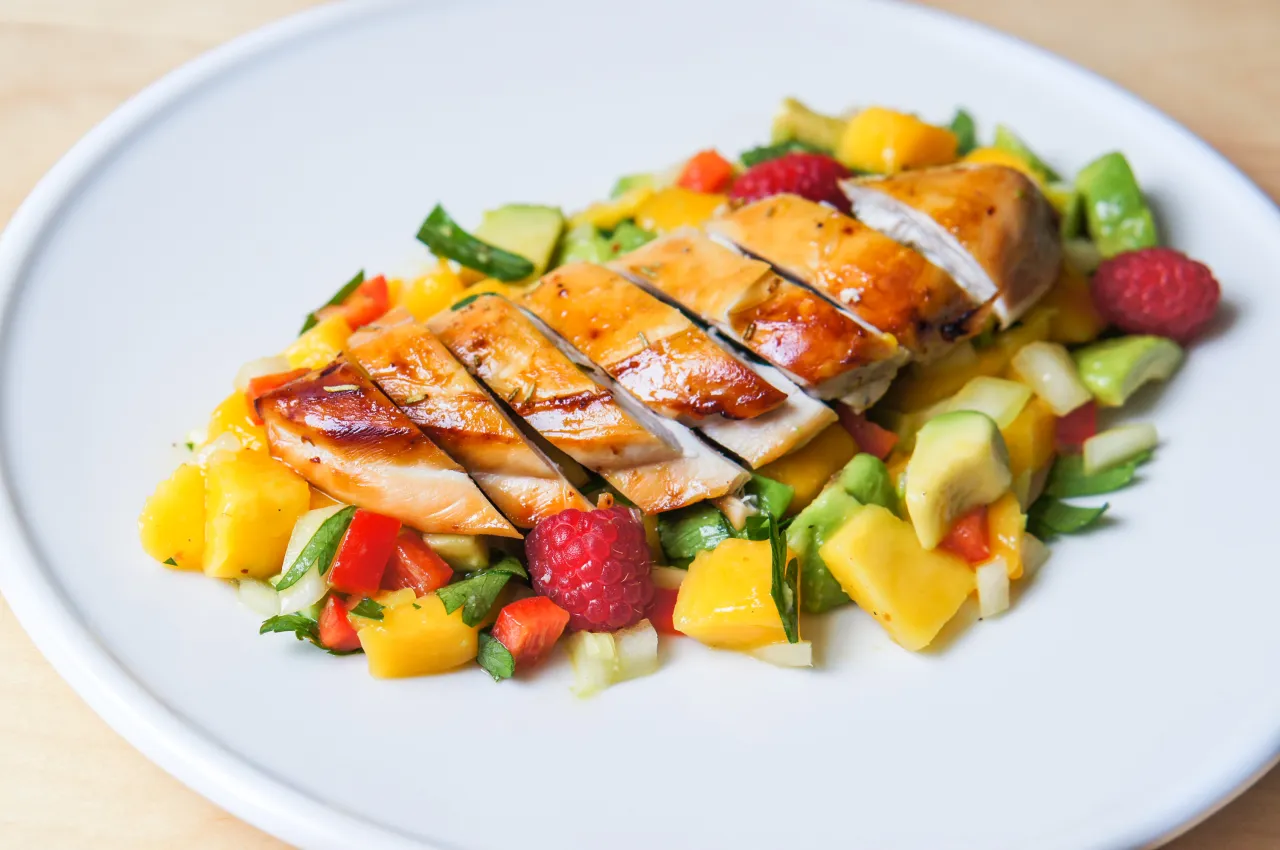 appetitlicher Salat mit Mango und Avocado und H&auml;hnchen