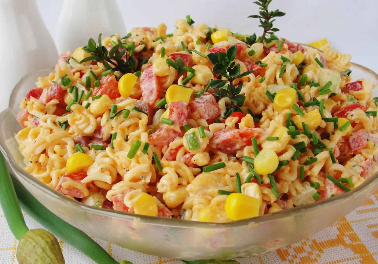 Gotowa sałatka z zupek chińskich na imprezę