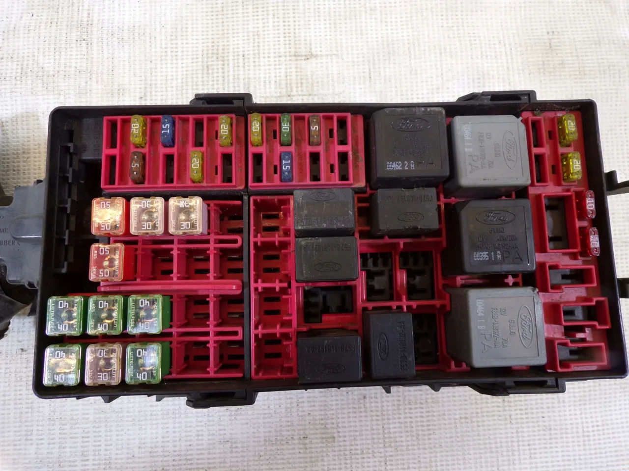 Ford Transit skrzynka bezpiecznik&oacute;w kabina za schowkiem pasażera