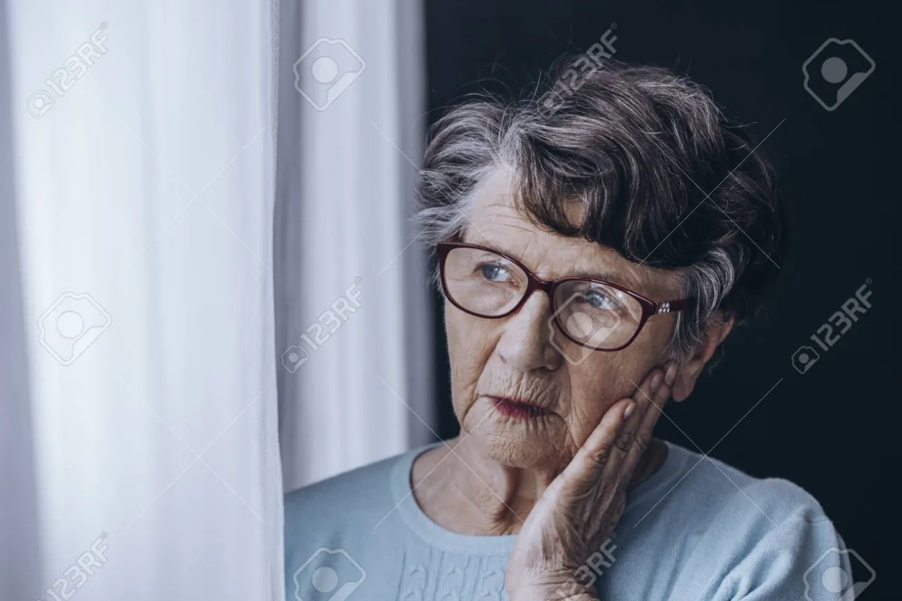 zmartwiona osoba patrząca przez okno