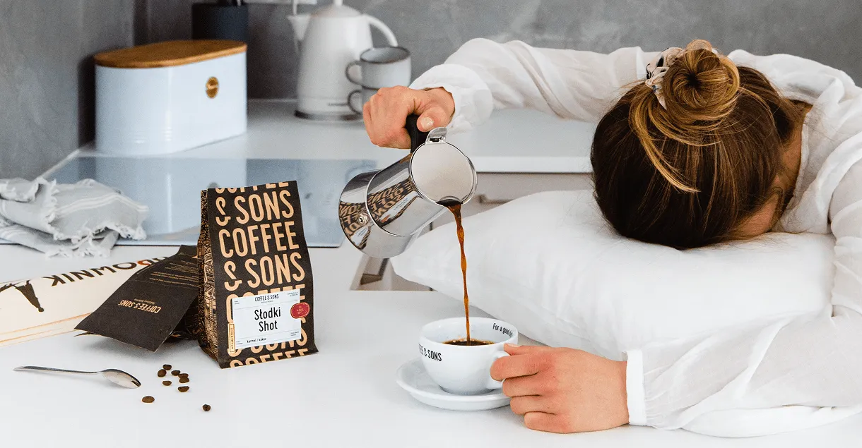 osoba pije kawę po południu biuro