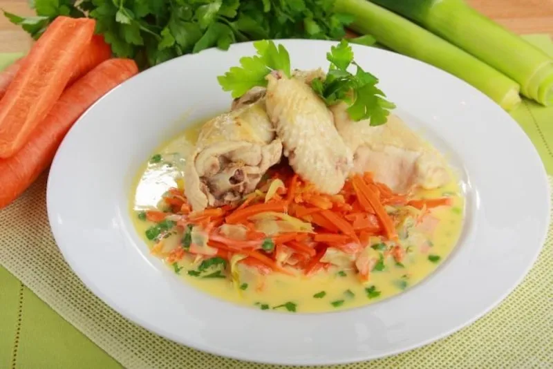 gotowanie piersi kurczaka w bulionie