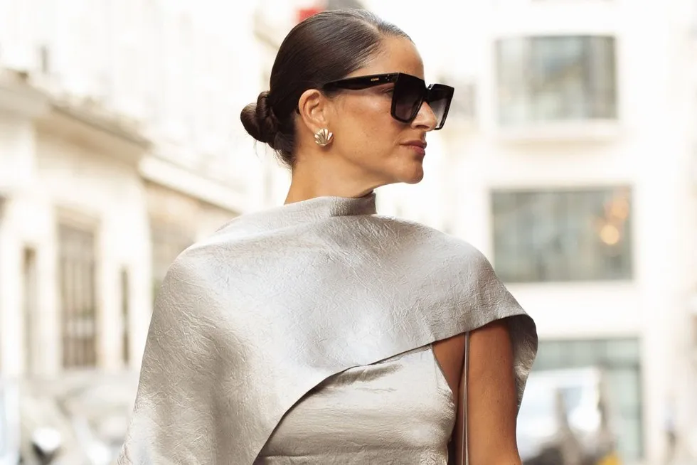 Najnowsze trendy w modzie imprezowej 2026 metaliczny połysk cekiny transparentność gorsety pi&oacute;ra