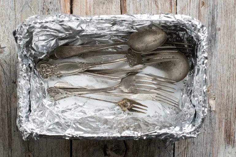 czyszczenie srebra folią aluminiową i sodą