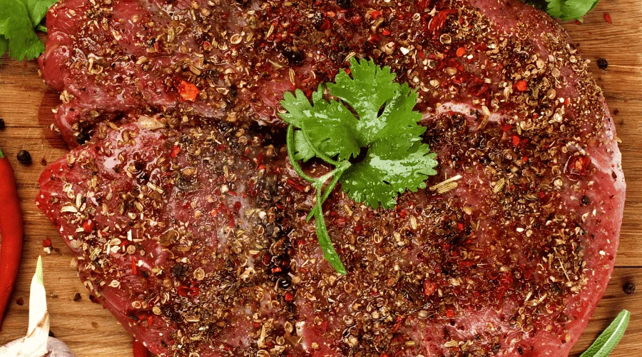 r&oacute;żne marynaty do wołowiny w miseczkach