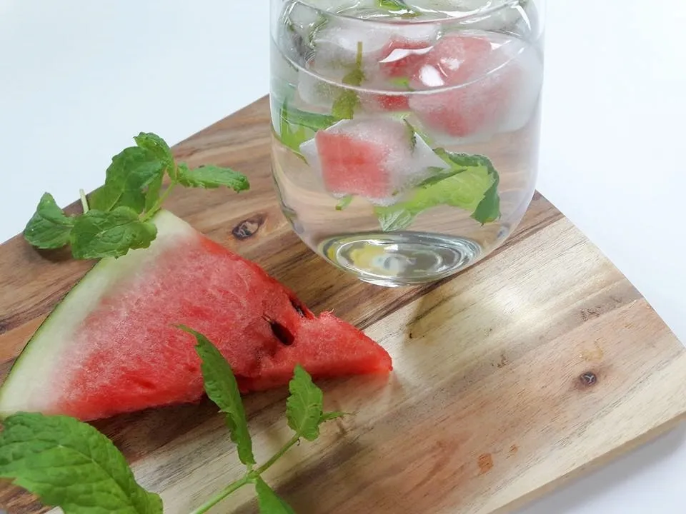 arbuz w kostkach z miętą i wodą