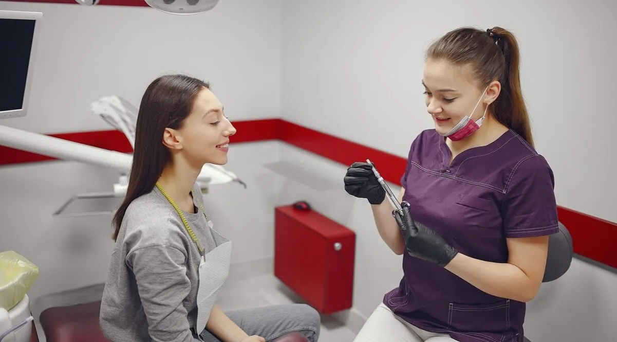 pacjentka rozmawia z dentystą empatia