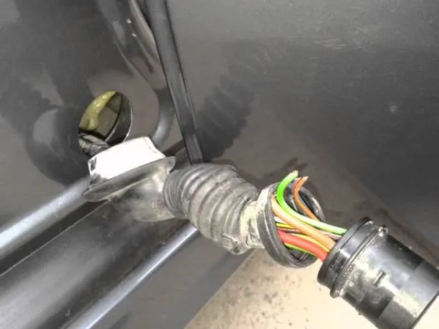 przerwana wiązka elektryczna drzwi samochodu
