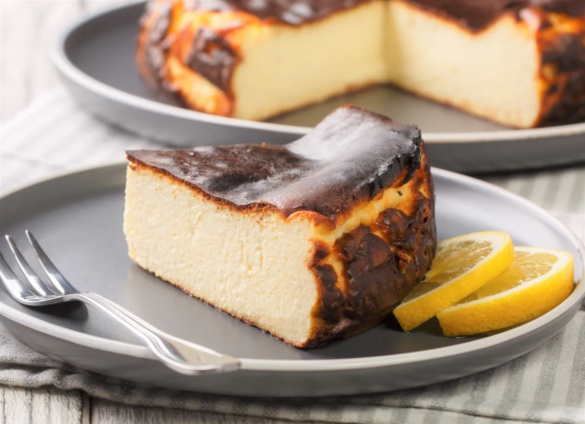 Idealny sernik z wiaderka, który zawsze wychodzi. Kremowe wnętrze i lekko przypieczona góra. Podany z cytryną.