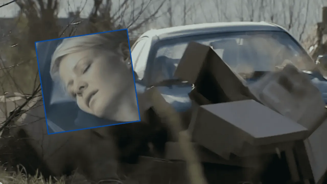 Zniszczony samochód, a w nim śpiąca kobieta. Może to scena z 