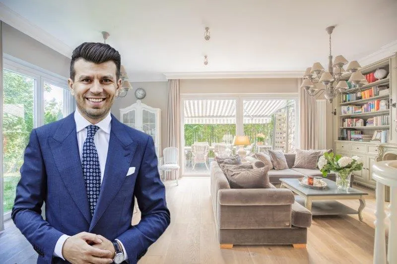 Kupujący oglądający mieszkanie z agentem nieruchomości