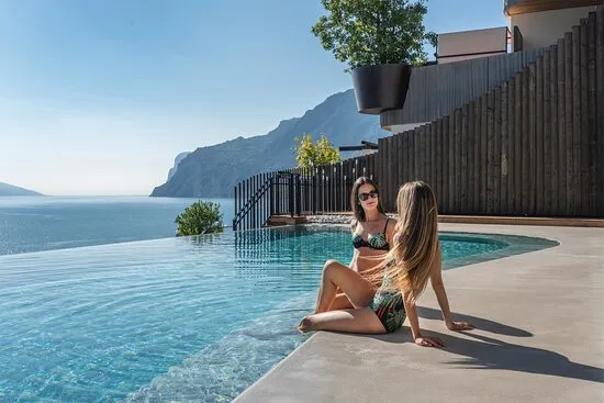 Piscina a sfioro hotel Lago di Garda