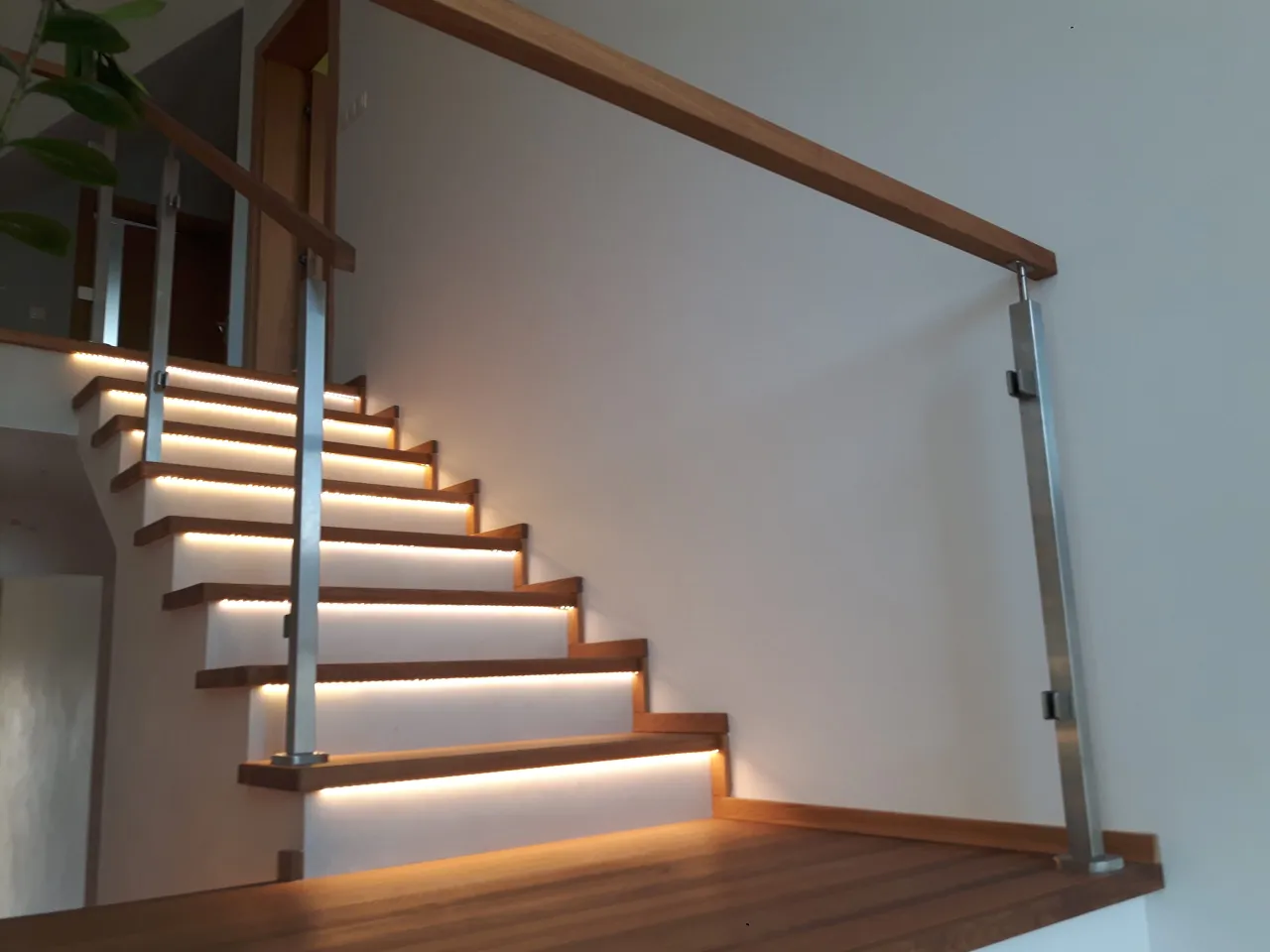 oświetlenie schodów LED balustrady