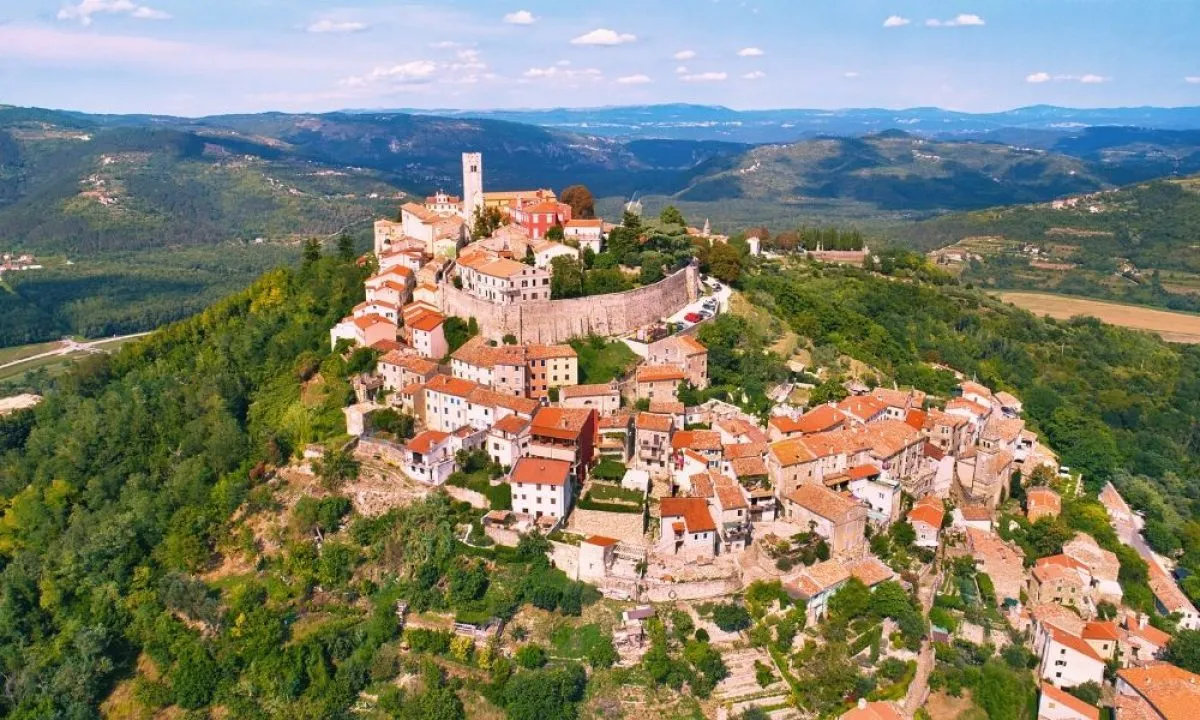 Istria Chorwacja krajobraz miasteczka na wzg&oacute;rzu