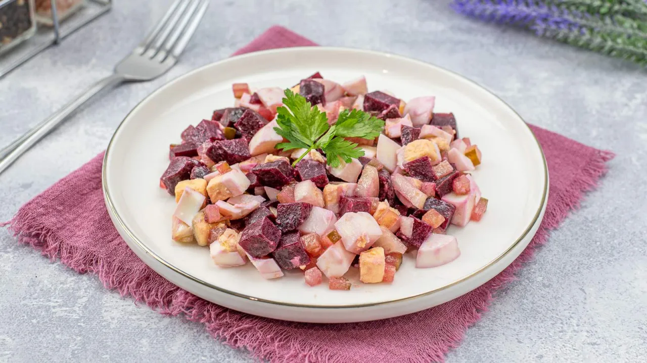 różnorodne sałatki na przyjęcie rodzinne