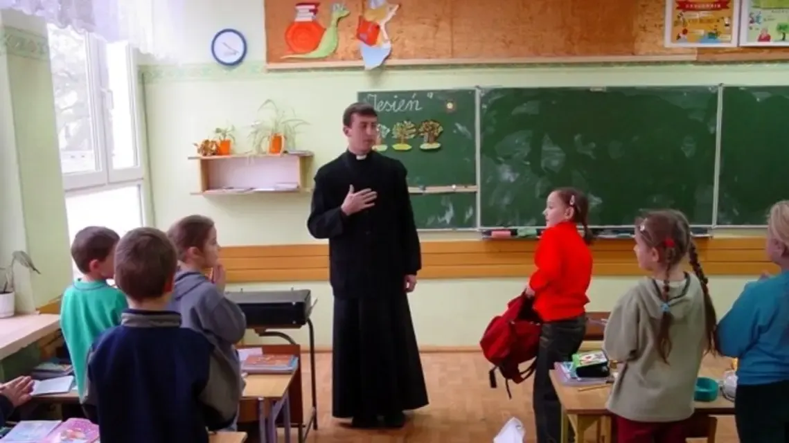 Nauczyciel religii prowadzący lekcję z dziećmi