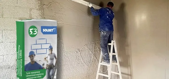 Porównanie tynk gipsowy i cementowo-wapienny przekrój