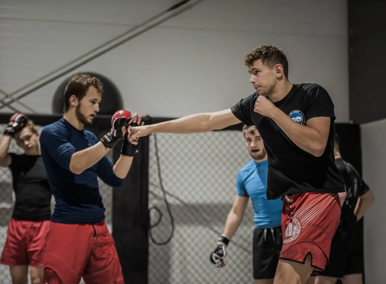 różne osoby trenujące boks rekreacyjny