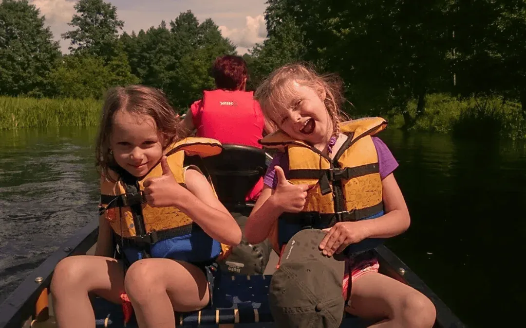 Dziecko w prawidłowo dobranej kamizelce asekuracyjnej na kajaku