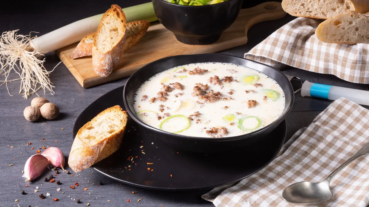 K&auml;se Hack Lauch Suppe im Suppenteller mit frischem Baguette