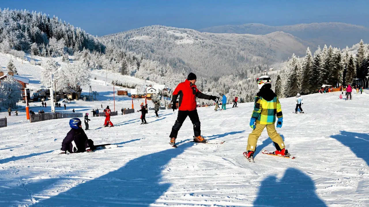 dzieci uczące się jeździć na nartach Szczyrk