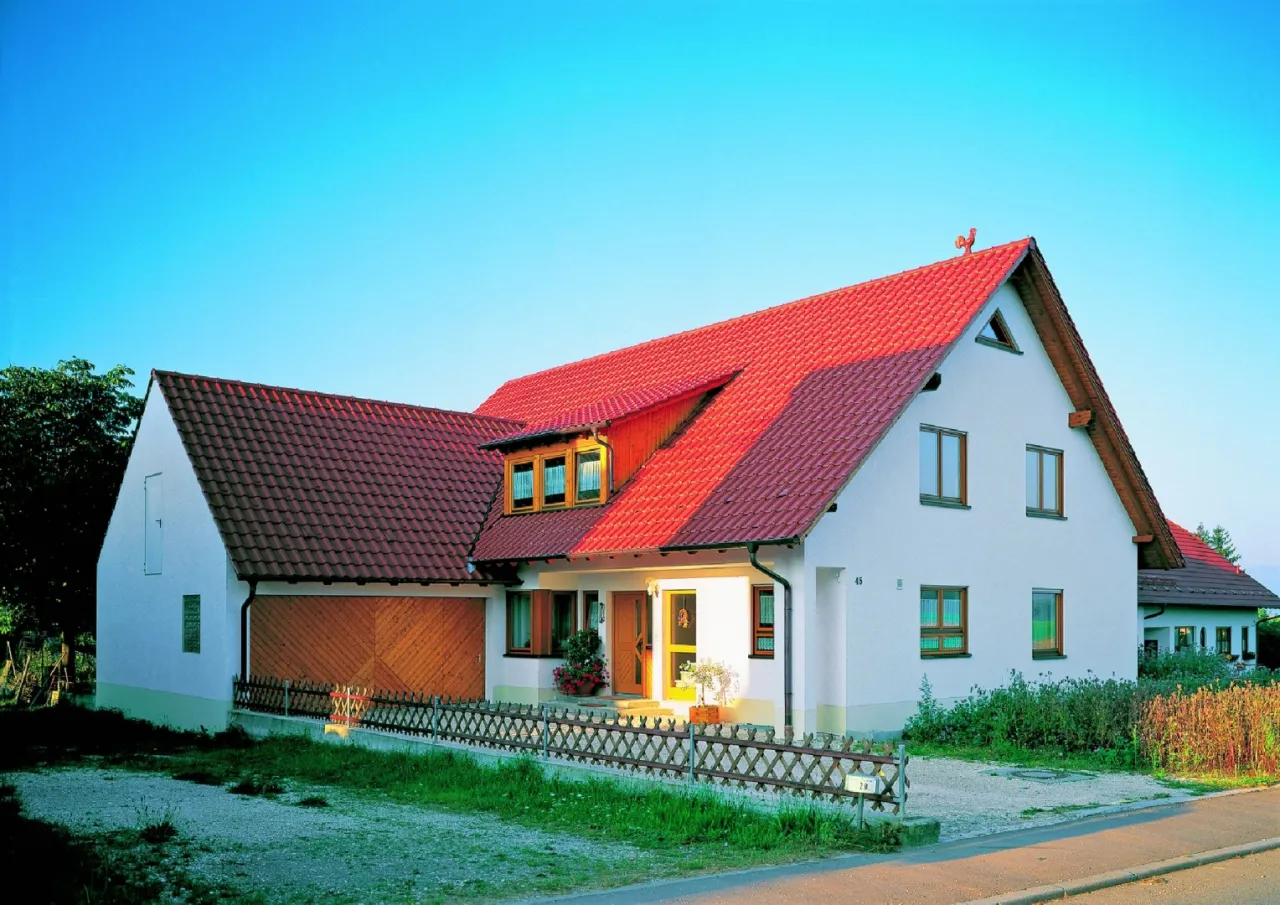 dom z czerwonym dachem białymi oknami i grafitową elewacją, dom z czerwonym dachem białymi oknami i zieloną elewacją, dom z czerwonym dachem białymi oknami z elementami drewna