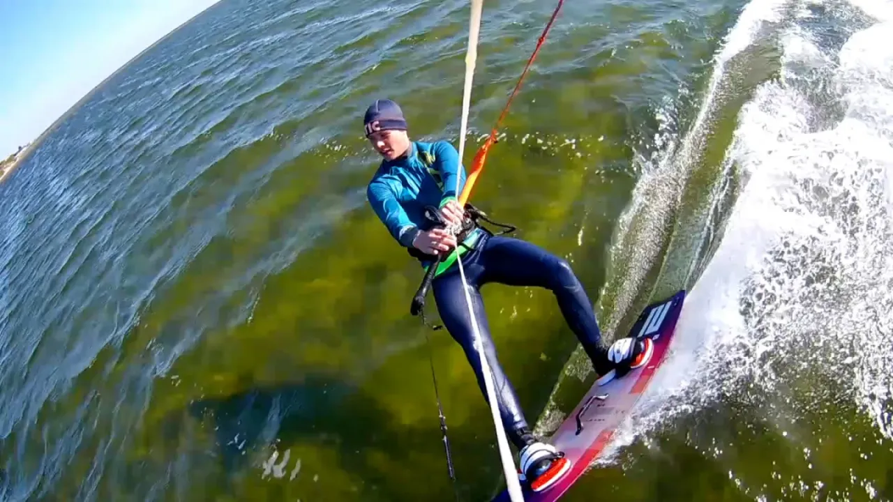 sprzęt do kitesurfingu na plaży, latawce, deski