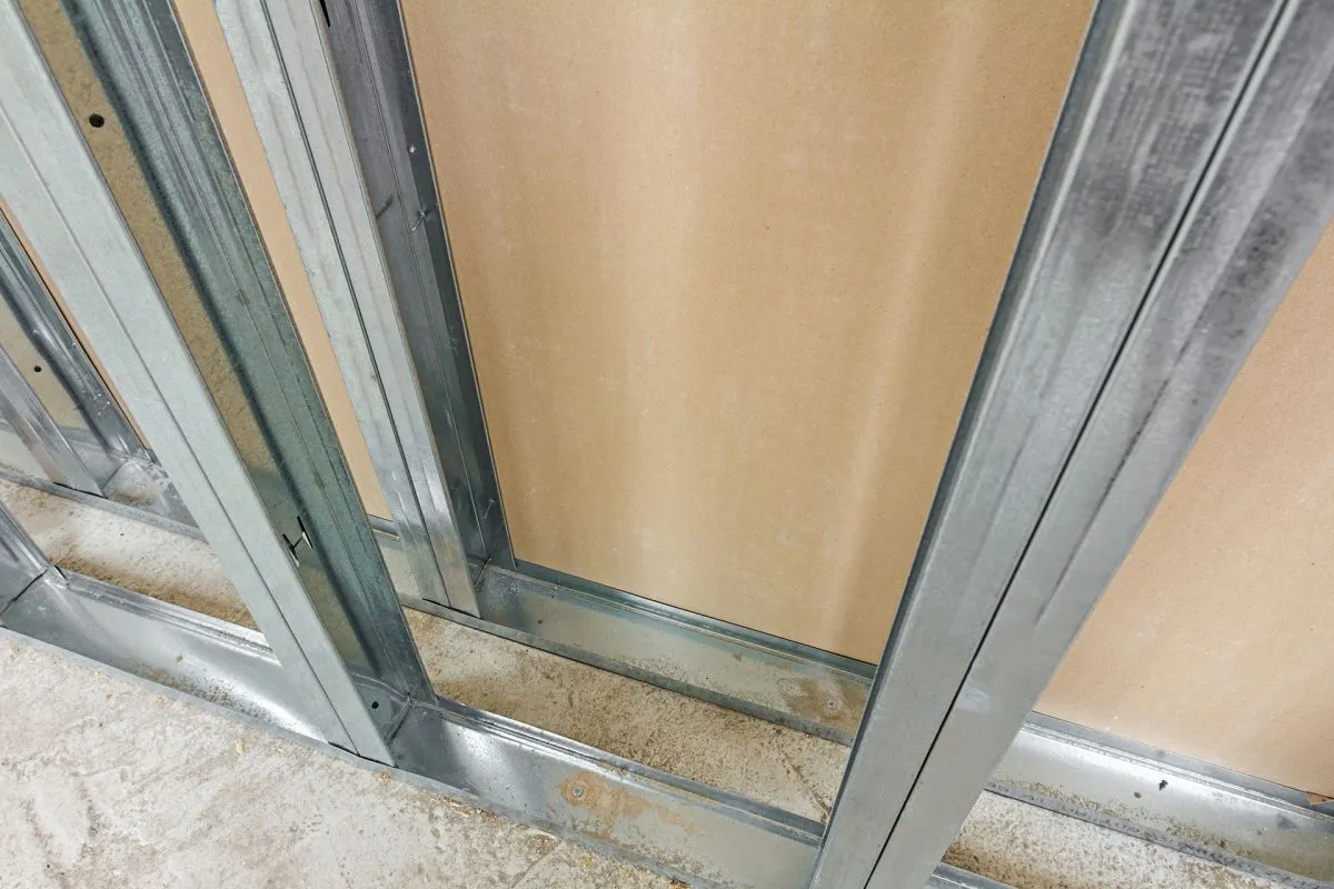 Konstrukcja ścianki działowej z karton gipsu. Zastanawiasz się, ile kosztuje postawienie ścianki działowej z karton gipsu? Oto jej szkielet.