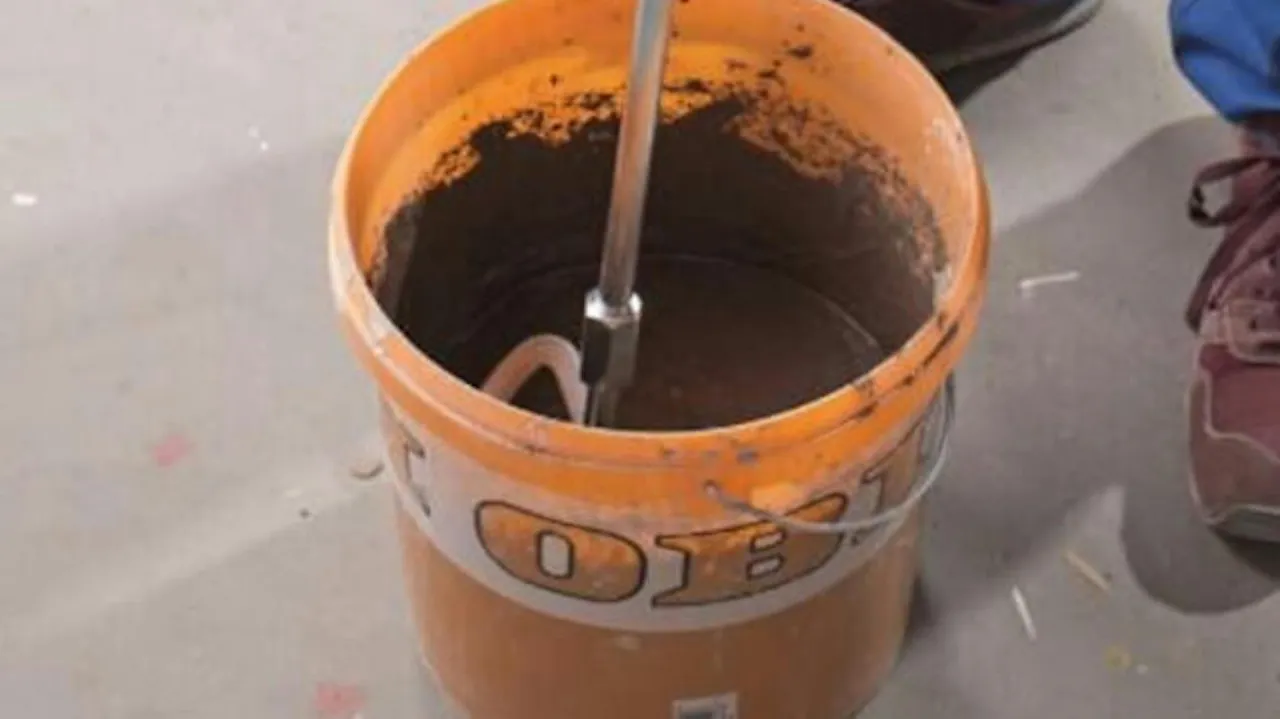 różne typy zapraw kominowych w opakowaniach