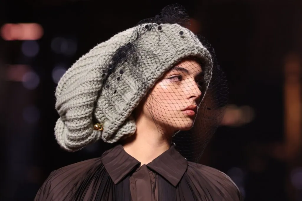 Modne czapki zimowe 2025/2026, r&oacute;żne fasony i materiały