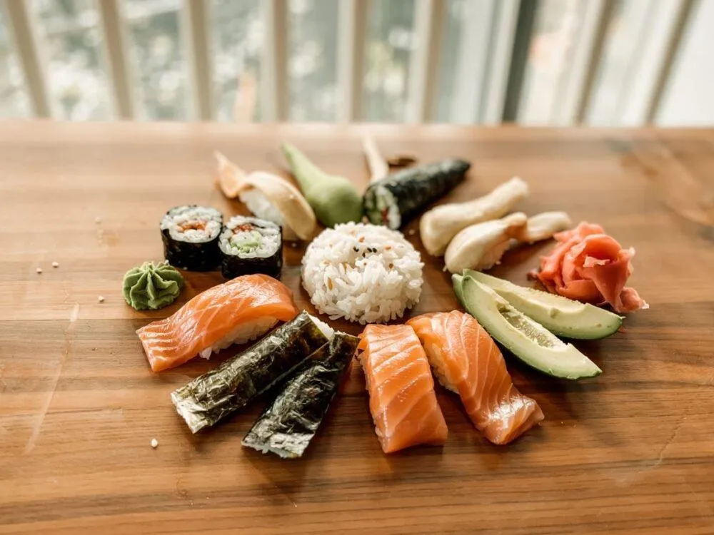 składniki do sushi na stole