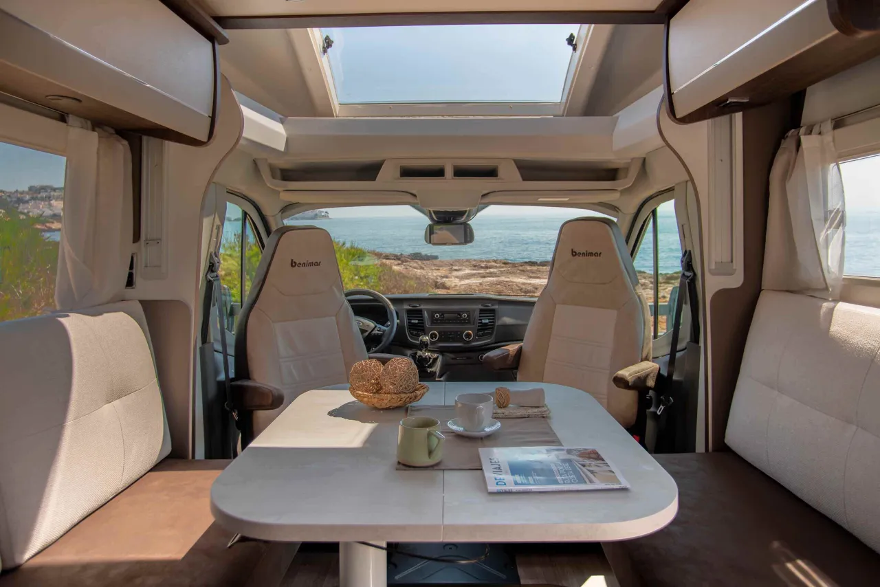 Wnętrze nowoczesnego kampera z aneksem kuchennym