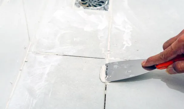 usuwanie resztek fugi cementowej z płytek