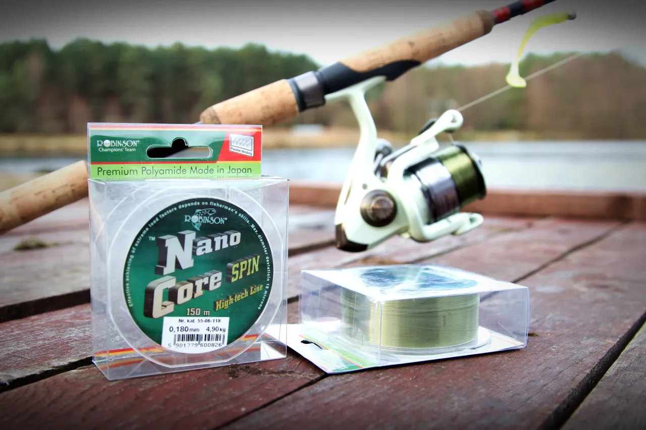 Jaka grubość żyłki na spinning? Na zdjęciu widać opakowanie żyłki Robinson Nano Core Spin 0,180 mm, idealnej do spinningu.