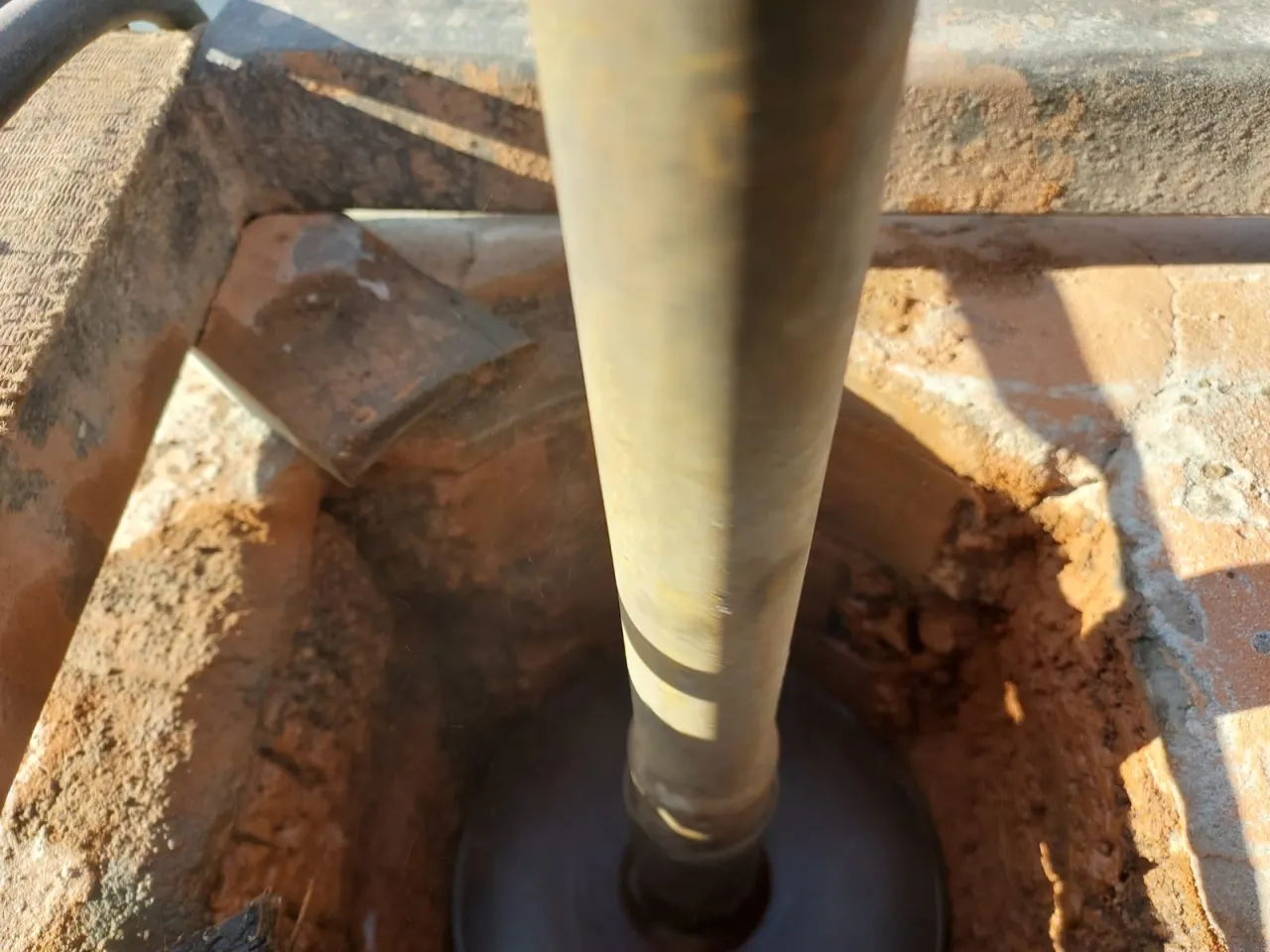 Frezowanie komina przed po, sprzęt do frezowania komina