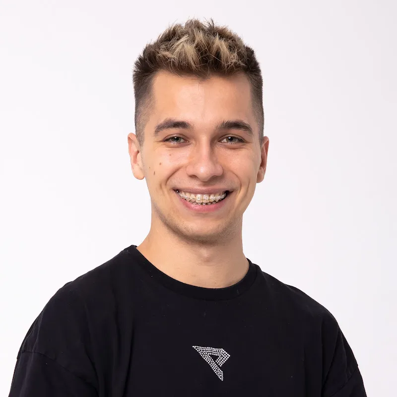 Zdjęcie Ile lat ma Karol Friz Wiśniewski? Zaskakujący wiek YouTubera