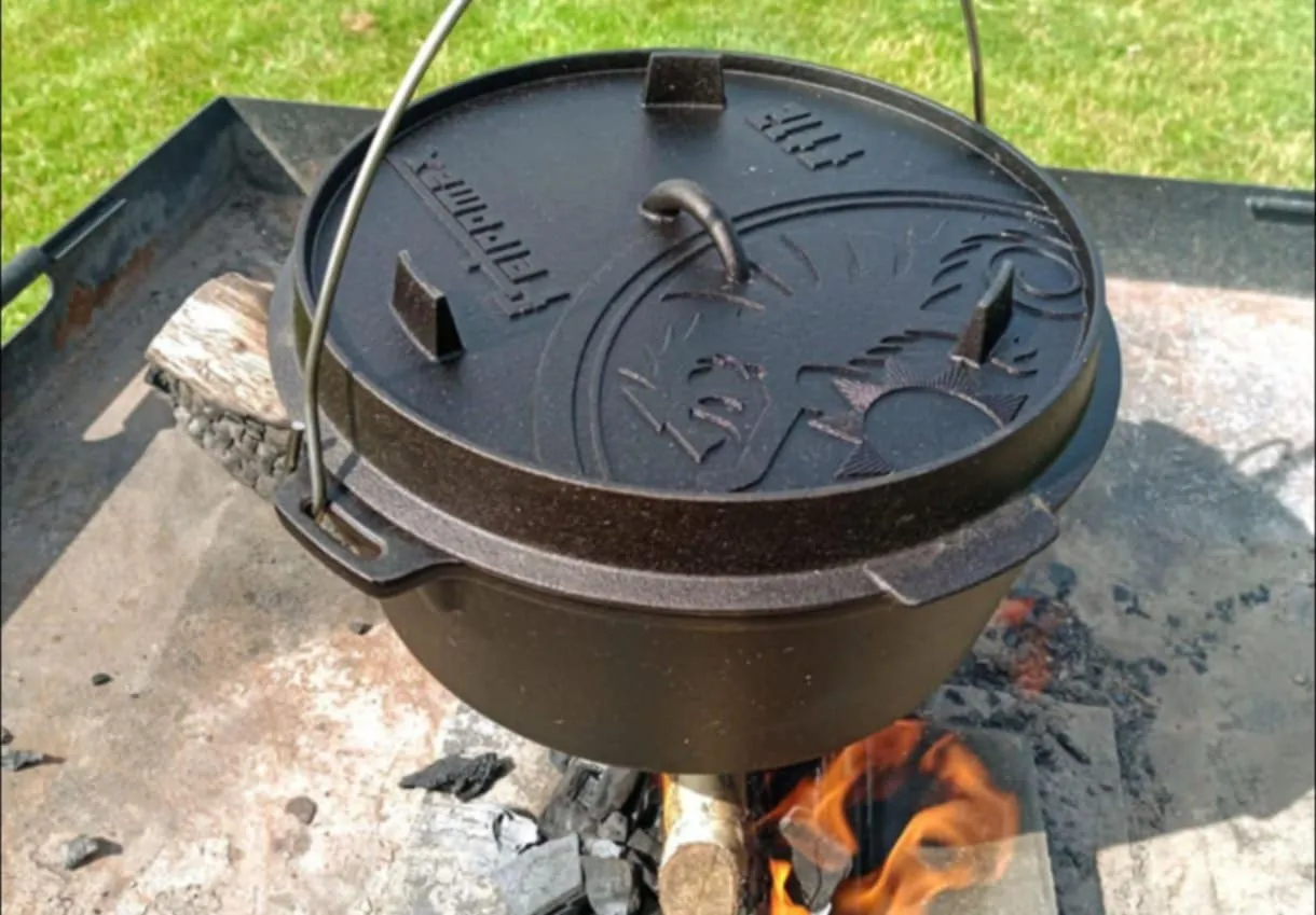 Gotowanie w kociołku nad ogniskiem