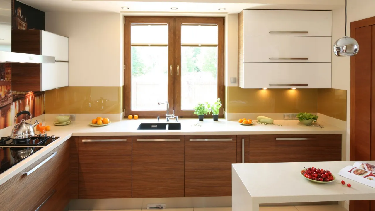Brązowe meble kuchenne z jasnym blatem