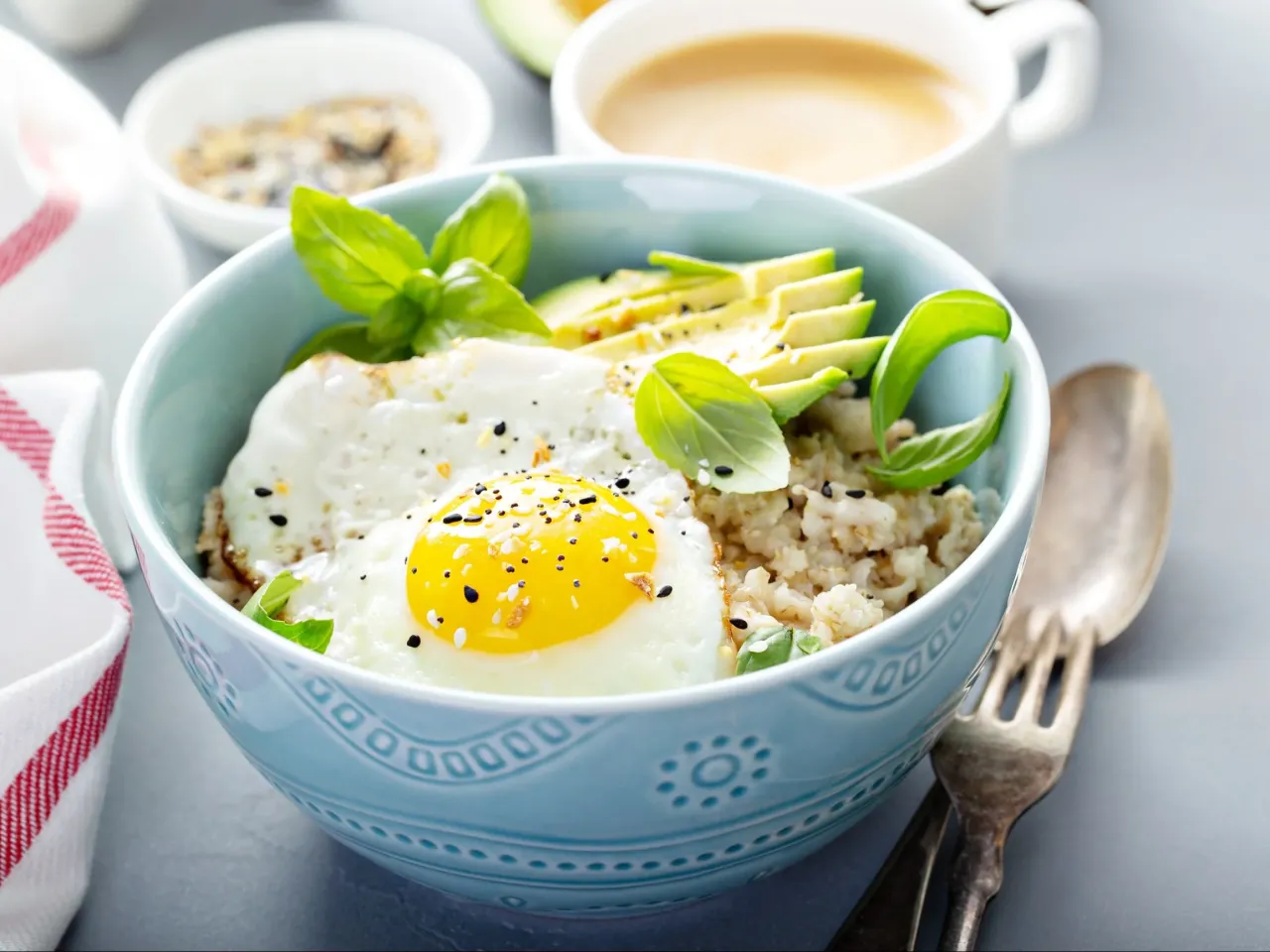 Zdrowe alternatywy śniadaniowe, owsianka, smoothie, jajka z awokado