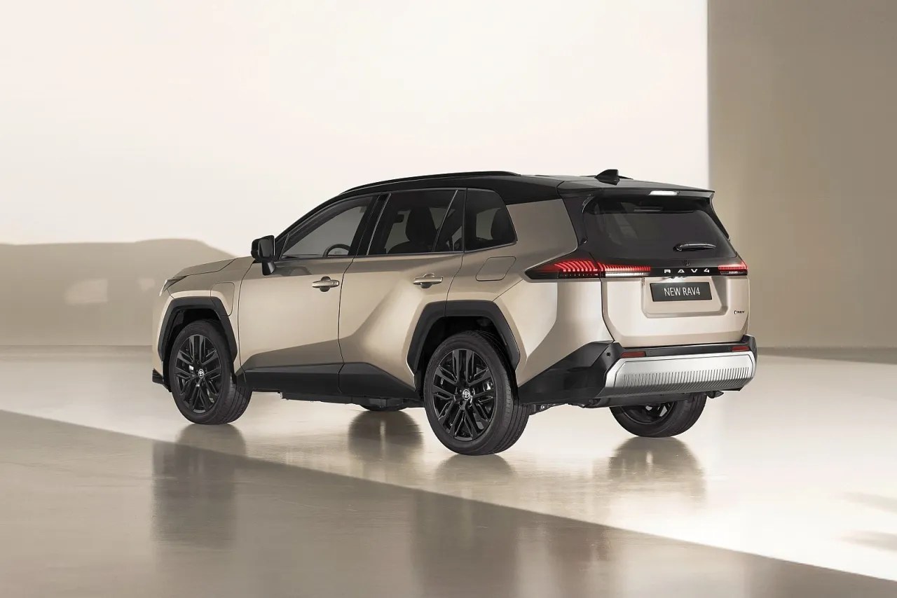 Nowy Toyota RAV4 w kolorze szampańskim, z czarnym dachem i felgami. Zastanawiasz się, ile kosztuje Toyota? Ten model prezentuje się elegancko.