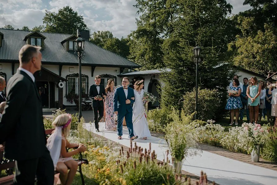 Dworek w Masłowie ogr&oacute;d ślub plenerowy